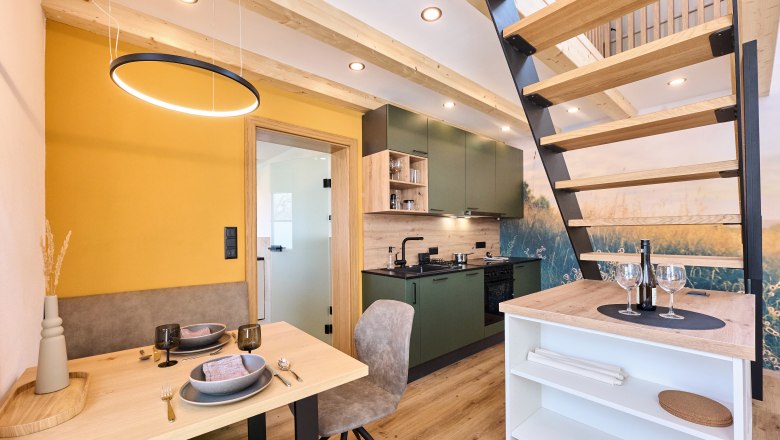 Wiegehaus, © Bernhard Raab Modernes Interieur eines kleinen Hauses mit Küche, Esstisch und Treppe.