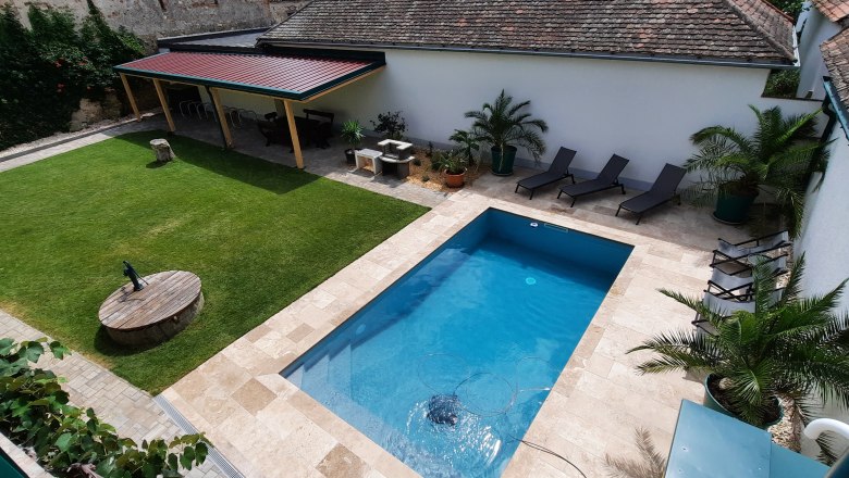 Garten, © Fam. Pöcher Garten mit Pool, Liegestühlen und überdachter Terrasse.