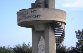 Südmährerdenkmal, © Gemeinde Retzbach Südmährerdenkmal in Unterretzbach mit Inschrift 'Heimatrecht ist Menschenrecht'.