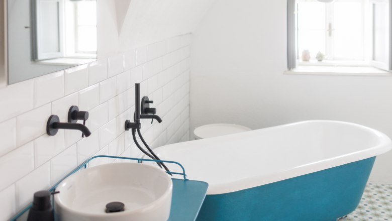 Badezimmer, © oldrichhrb Modernes Badezimmer mit blauer Badewanne und Waschbecken.