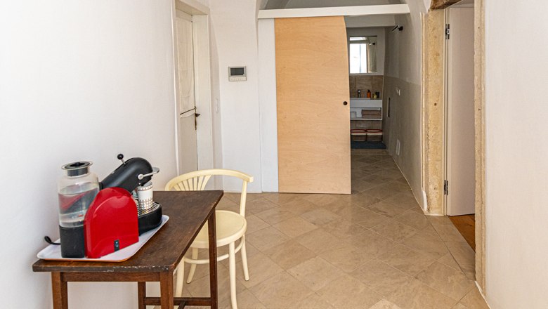 Eingangsbereich, © Fam. Heichinger Eingangsbereich mit Tisch, Stuhl und buntem Teppich.