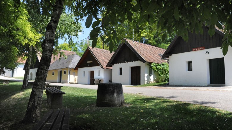 Kellergasse Leithen Platt, © Gemeinde Zellerndorf Eine malerische Kellergasse mit traditionellen Weinkellern und grüner Umgebung in Zellerndorf.