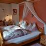 Gästezimmer, © Familie Fleischmann Gemütliches Gästezimmer mit Doppelbett, Nachttischlampen und Schreibtisch.