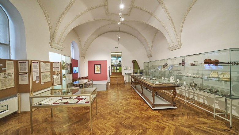 Museum Retz und Südmährische Galerie, © Philipp Monihart Innenansicht eines Museumsraums mit Vitrinen und Ausstellungsstücken.