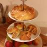 Frühstück, © Familie Fleischmann Ein dreistöckiger Servierständer mit Gebäck und Obst.