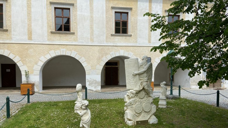 Skulpturen im Hof des Heimat- und Gewerbemuseums Pulkau.