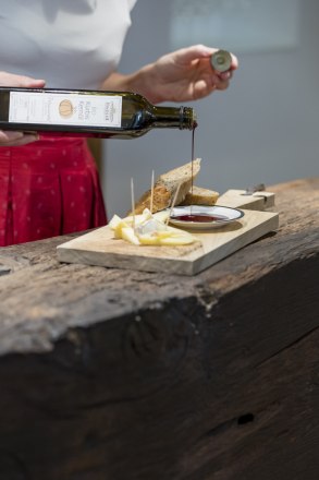 K&ouml;stliches K&uuml;rbiskern&ouml;l - Weingut Hindler, &copy; Elisabeth Fr&ouml;hlich Photography