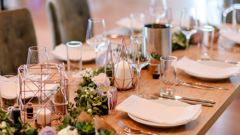 Elegante Hochzeitstafel mit Blumen und Kerzen.
