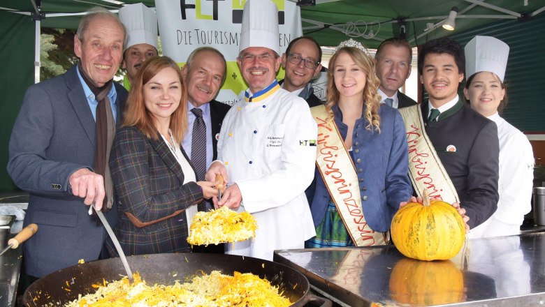 v.l.n.r. Tourismuschef Reinhold Griebler, Küchenmeister Gerhard Brennhölder, Nationalratsabgeordnete Eva Maria Himmelbauer,  Bürgermeister Helmut Koch, Landtagspräsident Karl Wilfing, HLT Retz-Fachvorstand Jürgen Kirchner; Kürbisprinzessin Sabrina I., Stadtrat Stefan Lang, Kürbisprinz Martin I., Marina Seivel