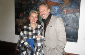 Schauspieler Josef Lorenz mit Gattin vor einem auf Barockschloss Riegersburg ausgestellten Gemälde, © Retzer Land / Raab