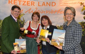 V. l. n. r.: Geschäftsführer Niederösterreich Werbung Prof. Christoph Madl, Cornelia Schönhofer, Manuela Wöhrer, Landesrätin Dr. Petra Bohuslav, © NLK J.Burchhart