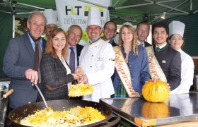 v.l.n.r. Tourismuschef Reinhold Griebler, Küchenmeister Gerhard Brennhölder, Nationalratsabgeordnete Eva Maria Himmelbauer,  Bürgermeister Helmut Koch, Landtagspräsident Karl Wilfing, HLT Retz-Fachvorstand Jürgen Kirchner; Kürbisprinzessin Sabrina I., Stadtrat Stefan Lang, Kürbisprinz Martin I., Marina Seivel