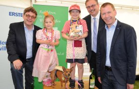 Alyssa Polzer und Klara Hofer mit Prokurist Richard Wimmer, Labg. Richard Hogl und StR Stefan Lang, © Retzer Land / Herbert Schleich