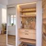 Moderner Eingangsbereich mit Holzdetails und Spiegel.