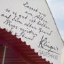 Fassade von Klinger's Gästehaus mit handgeschriebener Inschrift und rotem Vordach.