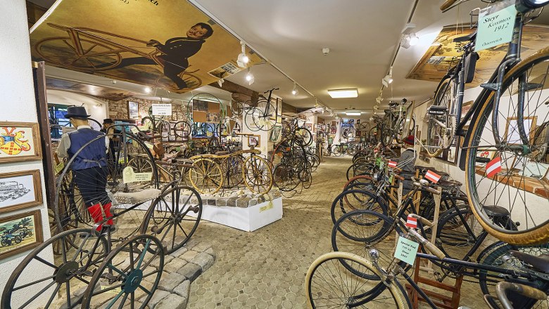 Innenansicht des Fahrradmuseums Retz mit historischen Fahrr&auml;dern und Ausstellungsst&uuml;cken.
