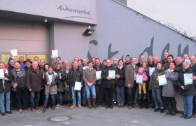 Gruppenfoto mit NeowinzerInnen und WinzerInnen nach der Diplomverleihung, © Retzer Land / Raab