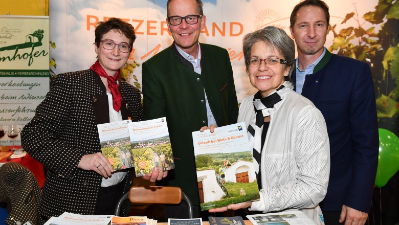 v.l.n.r.: Mag. Silvia Köhrer, RETZER LAND Regionalvermarktung; DI Hannes Weitschacher, Geschäftsführer Destination Weinviertel; Landesrätin Dr. Petra Bohuslav; Prokurist der NÖ Werbung Mag. Stefan Bauer, © NLK J. Burchhart