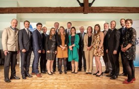 Gruppenfoto v.l.n.r.:
Reinhold Griebler (Geschäftsführer Retzer Land); Matthias Unger (Junge Industrie); András Gálffy (Club Alpbach NÖ); Michael Höfler (CANÖ); Andrea Bredl (CANÖ); Martin Eichtinger (Land NÖ); Gerti Wallner (Junge Industrie); Lukas Mandl (MEP – ÖVP); Sandra Simeonidis-Huber (CANÖ); Andreas Strobl (BH Hollabrunn); Sonja Jöchtl (Foundation Forum Alpbach); Johanna Grames (CANÖ); Franz Fischler (EFA); Christian Koudela (Smart Organisations); Roman Langer (Stadtrat Retz); Claudia Wöhrer (BMNT), © Club Forum Alpbach NÖ