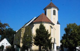 Kirche in Obermarkersdorf mit blauem Himmel im Hintergrund.