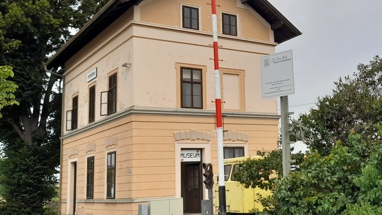 Altes Bahnhofsgebäude mit Museumsschild und Signal in Unter-Retzbach.