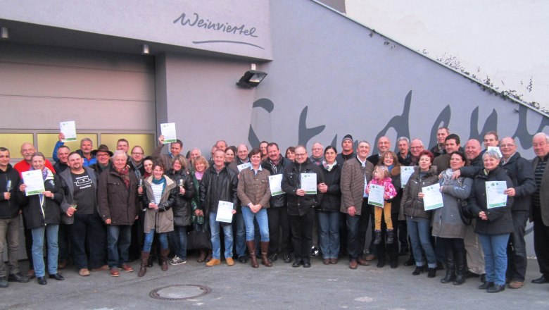 Gruppenfoto mit NeowinzerInnen und WinzerInnen nach der Diplomverleihung, © Retzer Land / Raab