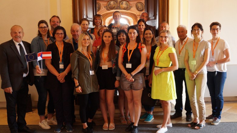 Gruppenfoto vlnr.: Bgm. Helmut Koch, Geschäftsführer Reinhold Griebler, DI Sarka Jana Janderkova und Mag. Silvia Köhrer begrüßten tschechische und österreichische Tourismusmitarbeiter., © Retzer Land