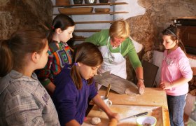 Windmühle kreativ - Brotbacken bei der Windmühle, © Retzer Land / Raab