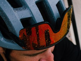 Ein Radfahrer genie&szlig;t die frische, regnerische Luft, w&auml;hrend er auf dem Iron Curtain Trail unterwegs ist. Die Tropfen auf seinem Helm spiegeln die Sch&ouml;nheit der Natur wider, die ihn umgibt. Diese Region l&auml;dt dazu ein, die beeindruckenden Landschaften und die Ruhe der Umgebung zu erkunden.