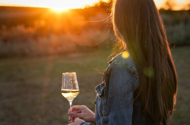 Weingenuss bei Sonnenuntergang, &copy; Weinviertel Tourismus / Lisa Sedlatschek