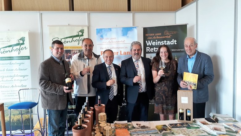 V.l.n.r.: Winzer Ewald Schönhofer, Landkreis-Handwerksmeister Georg Braun, Eventmanager Friedrich Zenker, Bürgermeister von Rötz Ludwig Reger, Bürgermeisterin Karin Bucher, Geschäftsführer des Retzer Landes Reinhold Griebler, © Retzer Land / Schönhofer