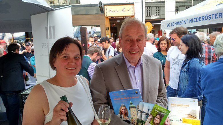 Judith Toifl vom gleichnamigen Weingut in Unterretzbach und Tourismus-Chef Reinhold Griebler., © Retzer Land