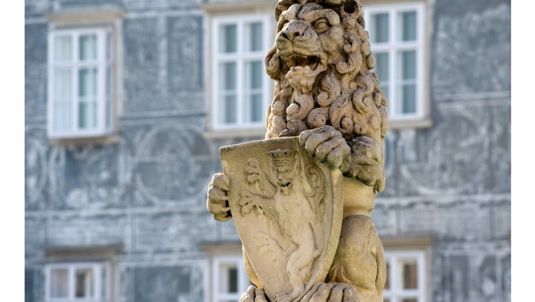 Löwe auf Stadtbrunnen, © Himmel