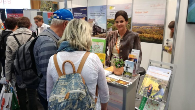 Eva Sprung berät Messebesucher in Wels über Ausflugsmöglichkeiten im Retzer Land, © Retzer Land