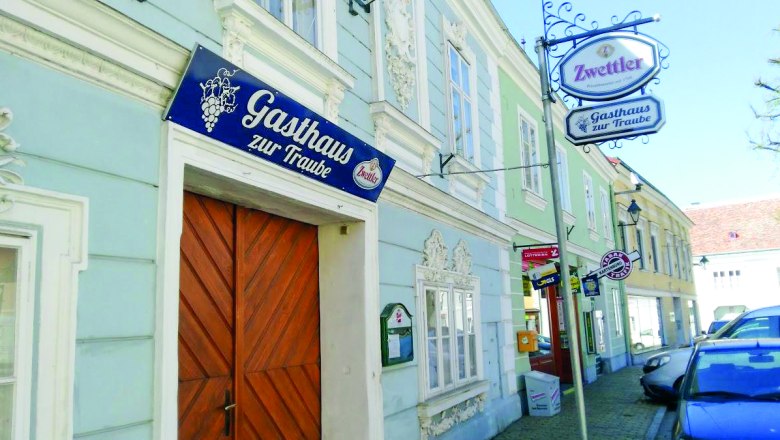 Fassade des Gasthauses zur Traube mit Zwettler-Bierschild.