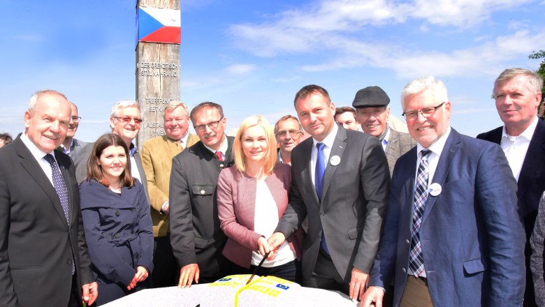 Helmut Koch (Bürgermeister Retz), Honorarkonsul der Republik Österreich Mag. Georg Stöger, Mag. Bettina Wieser (BH Hollabrunn), Alfred Kliegl (Vizebgm. Retz),  Mag. Jan Plaha (Vizebürgermeister Znaim), Richard Hogl (Abg. z. Landtag), Eva-Maria Himmelbauer (Abg. z. NR), Alois Binder (Vizebgm. Retzbach), Jan Grois (Bgm. Znaim), Stefan Schmid (Bgm. Schrattenthal), Geschäftsführer des Retzer Landes Reinhold Griebler, Manfred Nigl (Bürgermeister Retzbach),, © Retzer Land/Schleich