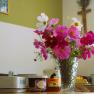 Ein Fr&uuml;hst&uuml;ckstisch mit Blumenstrau&szlig;, Marmelade, Honig und Geschirr.