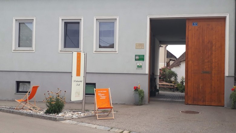 Eingang eines Weinguts mit Schild 'Krell', Liegestuhl und Pflanzen.