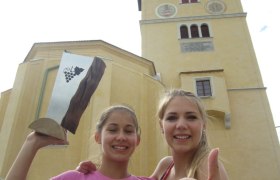 Sophie und Valerie Grabner mit dem vorjährigen Retzer Land-Pokal vor dem Retzer Rathaus.