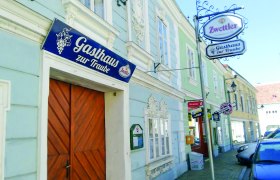Fassade des Gasthauses zur Traube mit Zwettler-Bierschild.
