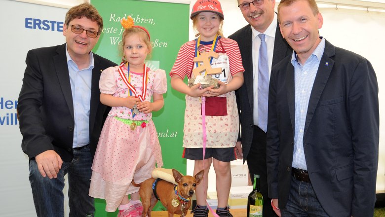 Alyssa Polzer und Klara Hofer mit Prokurist Richard Wimmer, Labg. Richard Hogl und StR Stefan Lang, © Retzer Land / Herbert Schleich