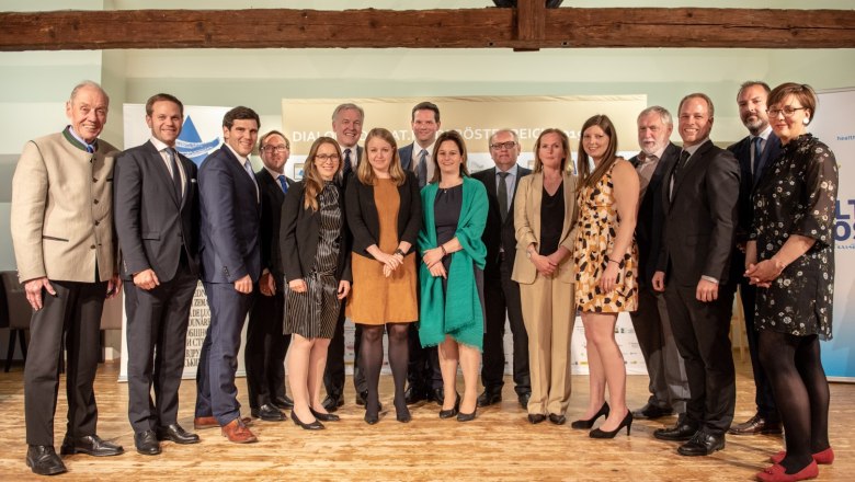 Gruppenfoto v.l.n.r.:
Reinhold Griebler (Geschäftsführer Retzer Land); Matthias Unger (Junge Industrie); András Gálffy (Club Alpbach NÖ); Michael Höfler (CANÖ); Andrea Bredl (CANÖ); Martin Eichtinger (Land NÖ); Gerti Wallner (Junge Industrie); Lukas Mandl (MEP – ÖVP); Sandra Simeonidis-Huber (CANÖ); Andreas Strobl (BH Hollabrunn); Sonja Jöchtl (Foundation Forum Alpbach); Johanna Grames (CANÖ); Franz Fischler (EFA); Christian Koudela (Smart Organisations); Roman Langer (Stadtrat Retz); Claudia Wöhrer (BMNT), © Club Forum Alpbach NÖ