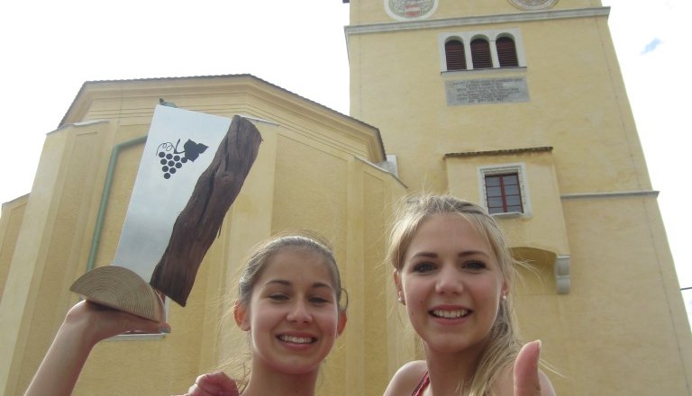 Sophie und Valerie Grabner mit dem vorjährigen Retzer Land-Pokal vor dem Retzer Rathaus.