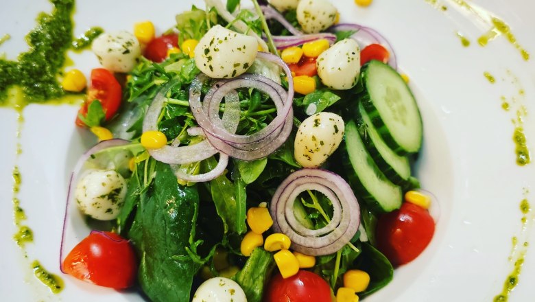 Knackig frische Salate - Weinbar im Weinquartier, &copy; R. Freitag