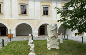 Skulpturen im Hof des Heimat- und Gewerbemuseums Pulkau.