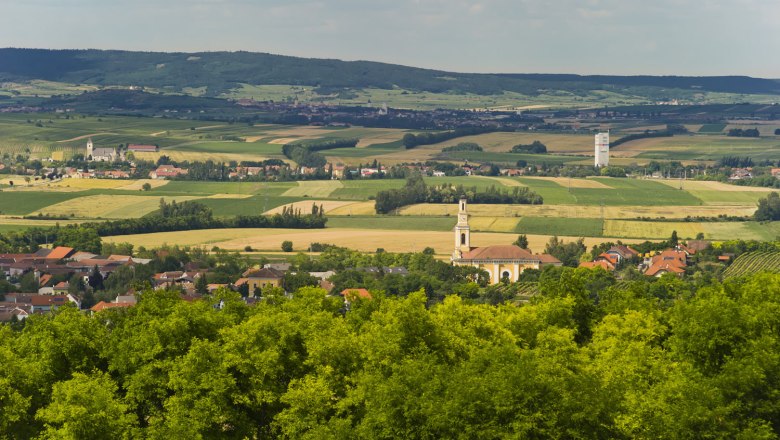 Landschaftsansicht von Zellerndorf mit Kirche und Feldern.