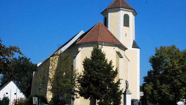 Kirche in Obermarkersdorf mit blauem Himmel im Hintergrund.